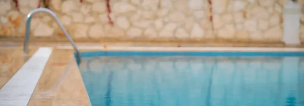 Fugas de agua en piscinas cómo detectarlas y repararlas