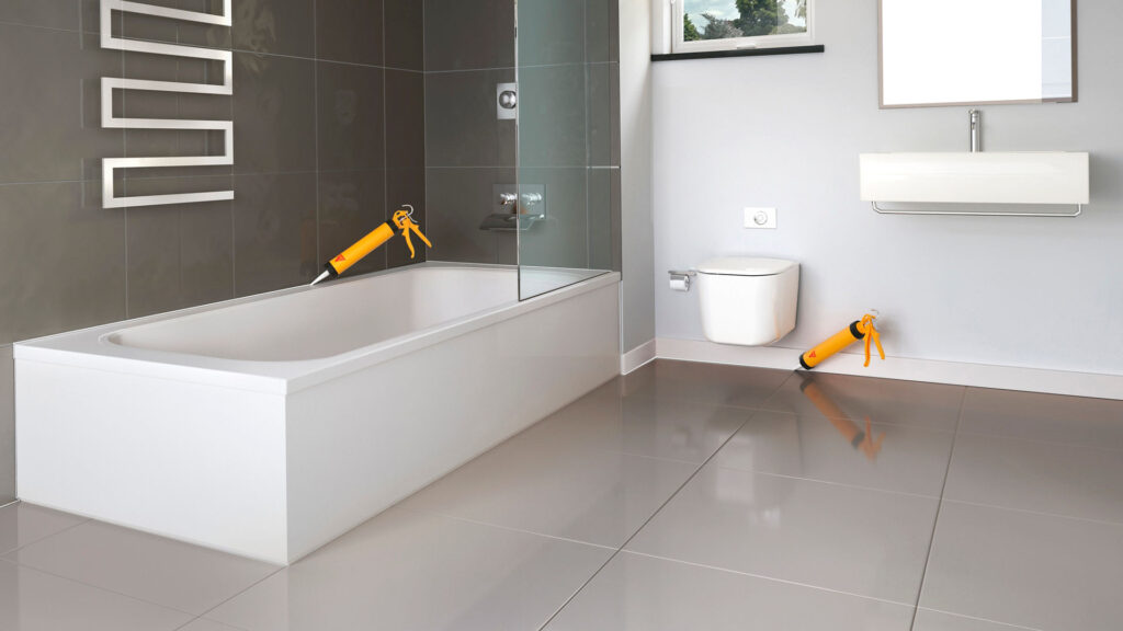 Baño moderno con sellado en juntas para prevenir moho y filtraciones de agua
