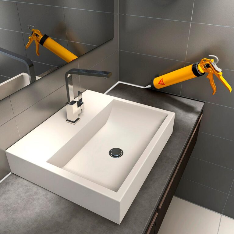 Sellado de juntas en baño con Sika Sanisil alrededor de lavamanos y grifería